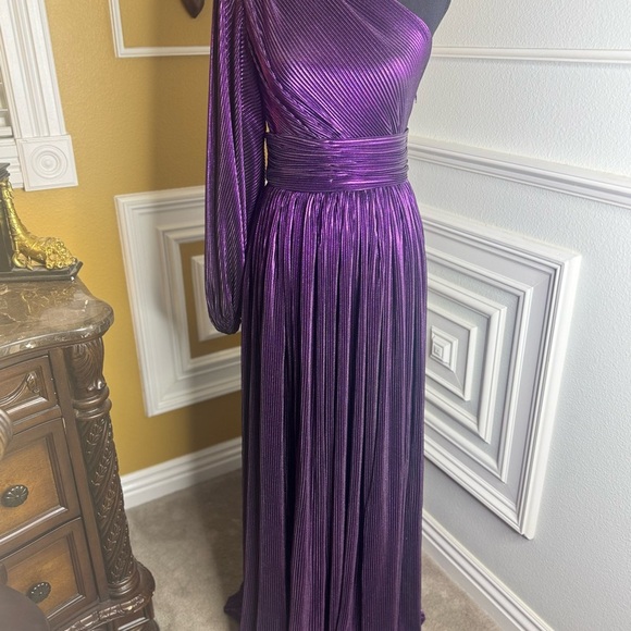 Bronx and Banco size XS
Purple Florence Gown / Elegant Purple One-Shoulder Dress - Picture 15 of 17